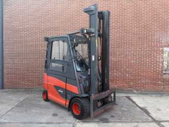 Použité vysokozdvižné vozíky LINDE E35HL-01 ELEKTRO VIERRADFRONTSTAPLER (13051471) backdrop