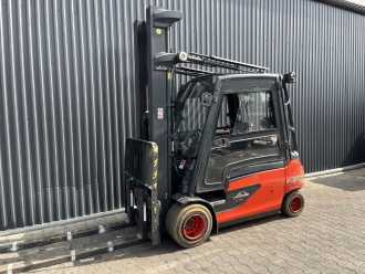 Použité vysokozdvižné vozíky LINDE E35L-02 ELEKTRO VIERRADFRONTSTAPLER (13065732) backdrop