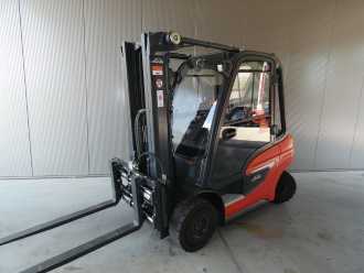 Použité vysokozdvižné vozíky LINDE H 25 D DIESEL VIERRADFRONTSTAPLER (13076001) backdrop