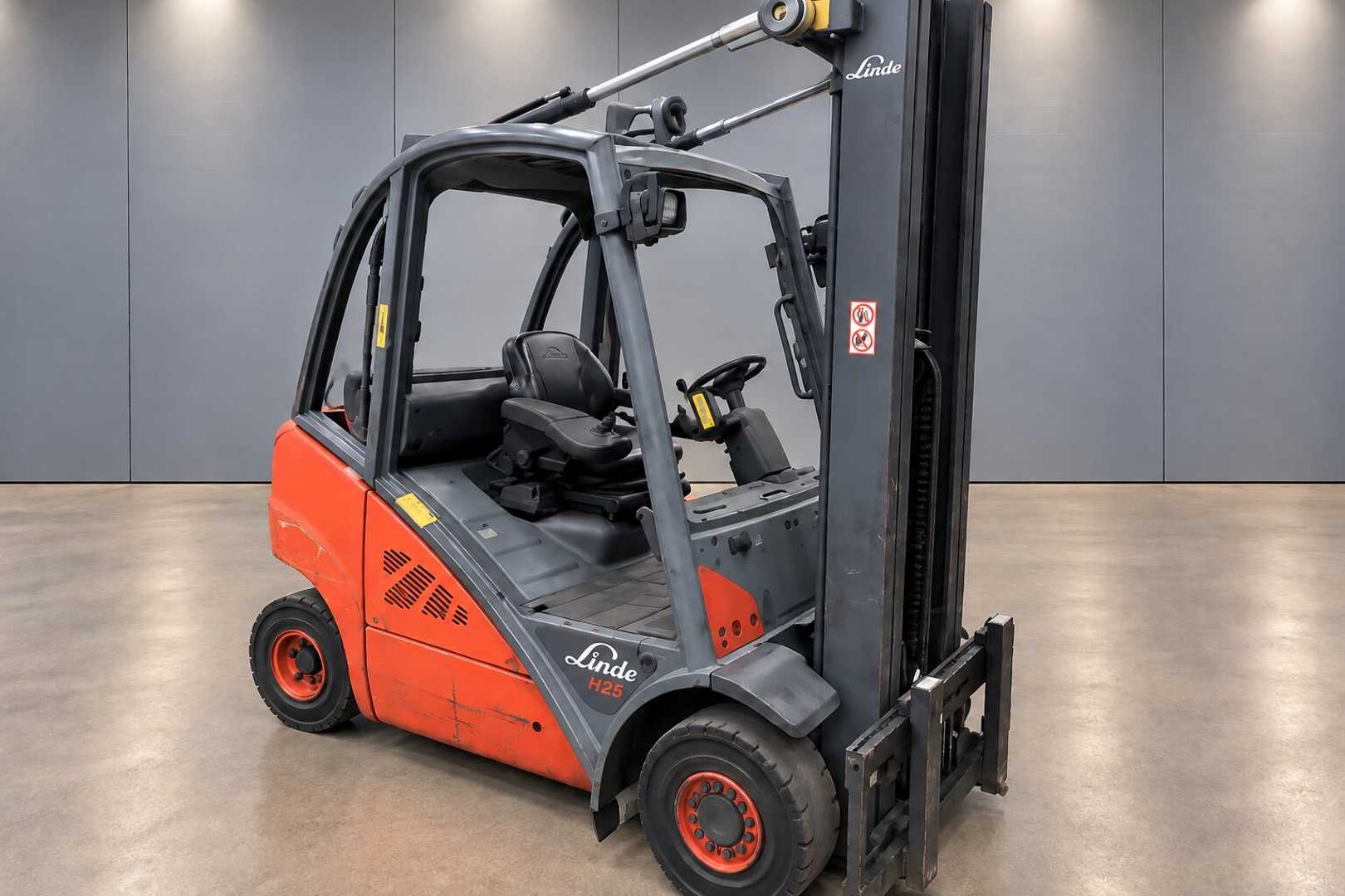 Použité vysokozdvižné vozíky LINDE H 25 T - 02 /58695/ GAS VIERRADFRONTSTAPLER (13074593)