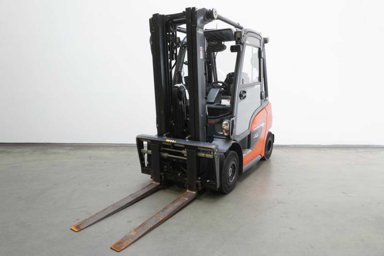 Použité vysokozdvižné vozíky LINDE H 25 T 1202 GAS VIERRADFRONTSTAPLER (13044077)