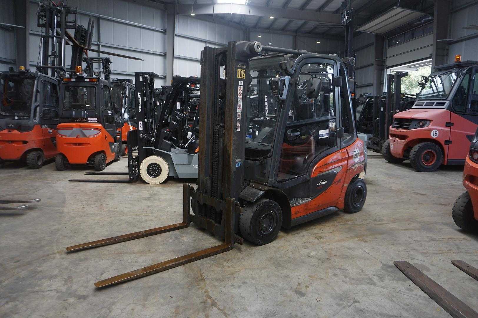 Použité vysokozdvižné vozíky LINDE H 25D-01 - Triplex - 2022er DIESEL VIERRADFRONTSTAPLER (13066232)