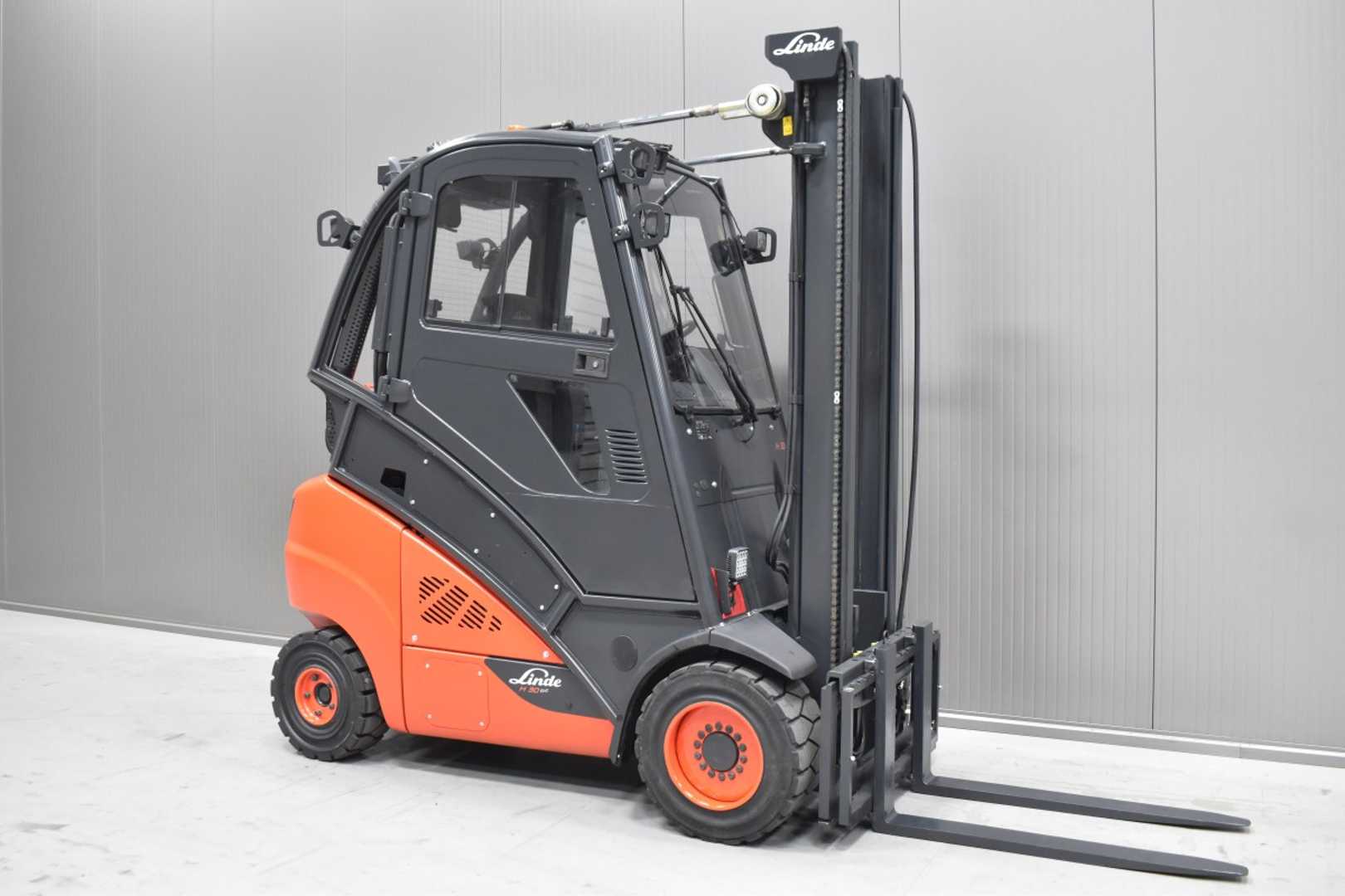 Použité vysokozdvižné vozíky LINDE H 30 T - 02 /57499/ GAS VIERRADFRONTSTAPLER (13034726)