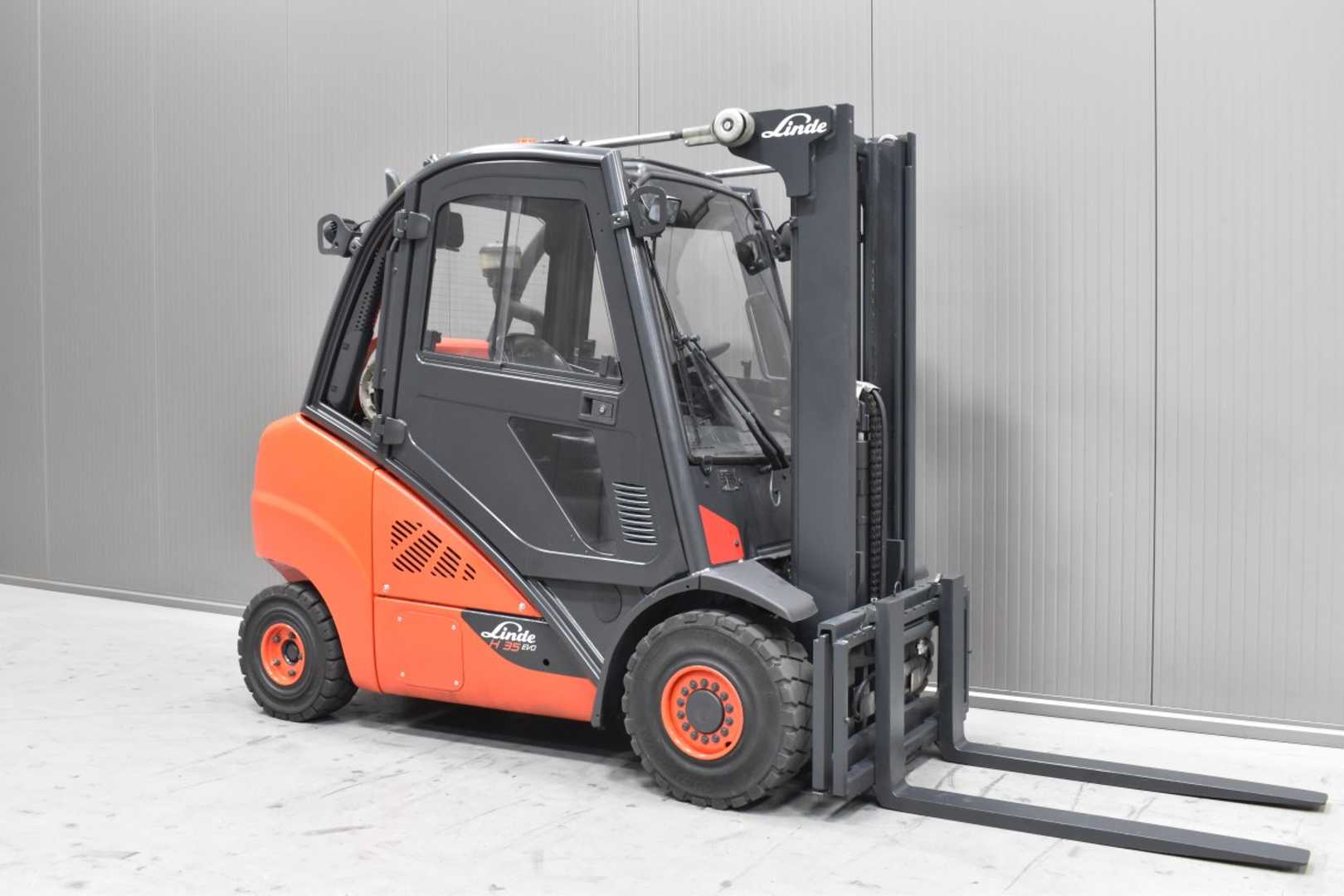 Použité vysokozdvižné vozíky LINDE H 35 T - 02 /57579/ GAS VIERRADFRONTSTAPLER (13035958)