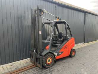 Použité vysokozdvižné vozíky LINDE H30D-02 DIESEL VIERRADFRONTSTAPLER (13074875) backdrop