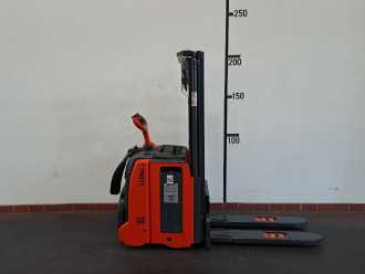 Použité vysokozdvižné vozíky LINDE L12 AP : 1,2t ELEKTRO HOCHHUBWAGENDEICHSEL (13063398) backdrop