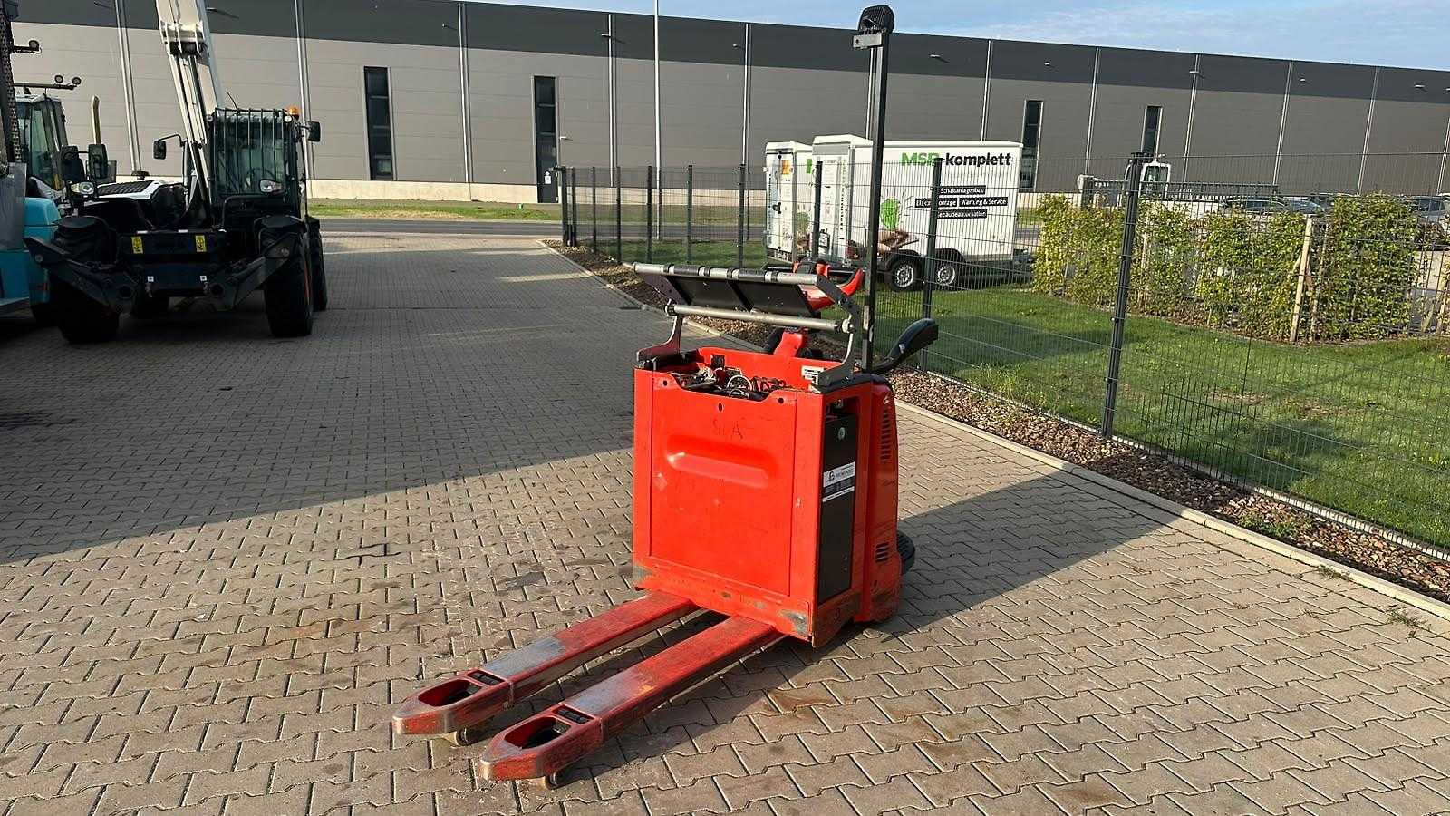 Použité vysokozdvižné vozíky LINDE T 20 AP ELEKTRO NIEDERHUBWAGENFAHRERSTAND (13068169)