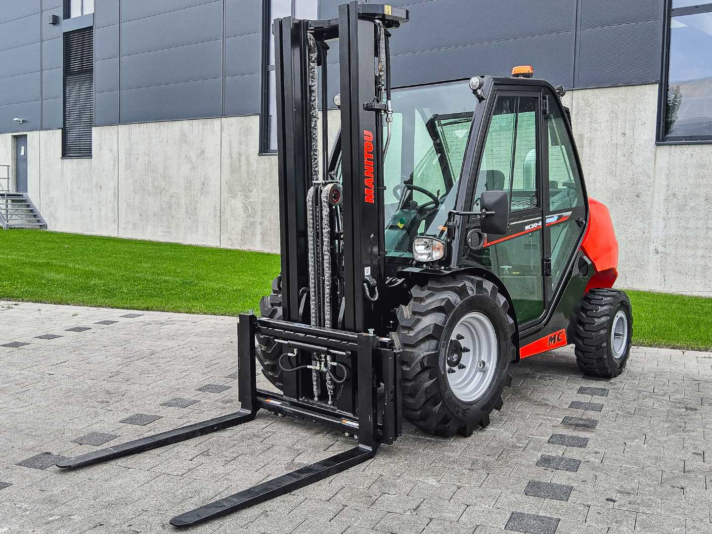 Použité vysokozdvižné vozíky MANITOU MC 30-4 DIESEL GELAENDESTAPLER (12947652)