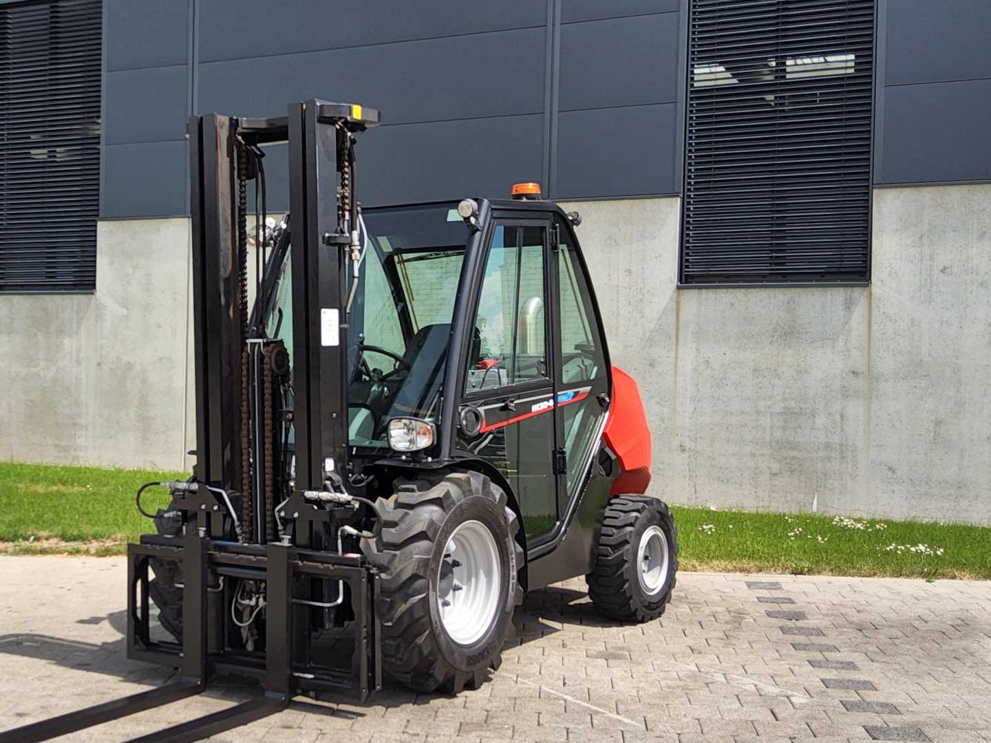Použité vysokozdvižné vozíky MANITOU MC 30-4 DIESEL GELAENDESTAPLER (13075618)