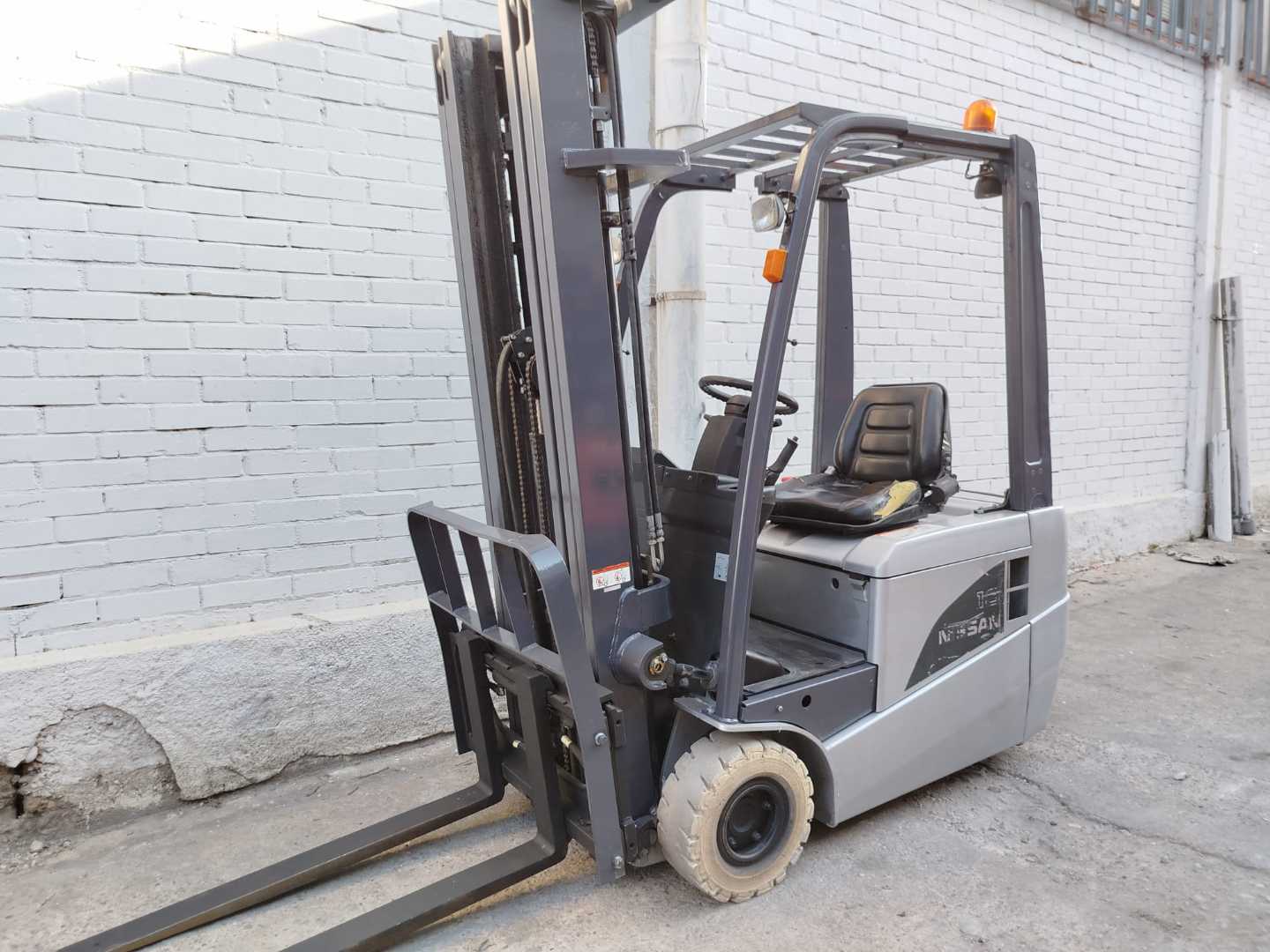 Použité vysokozdvižné vozíky NISSAN 1N1L18Q ELEKTRO DREIRADFRONTSTAPLER (13075153)