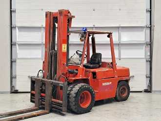 Použité vysokozdvižné vozíky NISSAN D2ZWGF03A40U DIESEL VIERRADFRONTSTAPLER (13074793) backdrop