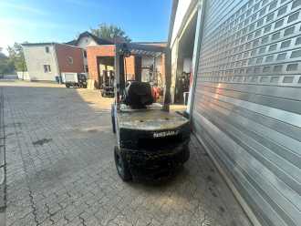 Použité vysokozdvižné vozíky NISSAN EGH02F30U DIESEL VIERRADFRONTSTAPLER (13072185)