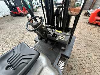 Použité vysokozdvižné vozíky NISSAN YG1D2A300 DIESEL VIERRADFRONTSTAPLER (13072671)