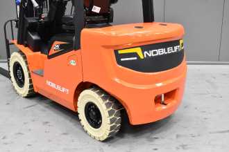 Použité vysokozdvižné vozíky NOBLELIFT CPD 25 A /K801366/ ELEKTRO VIERRADFRONTSTAPLER (13069656)