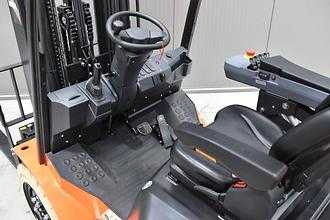 Použité vysokozdvižné vozíky NOBLELIFT FE4P38P 5500 ELEKTRO VIERRADFRONTSTAPLER (13072891)