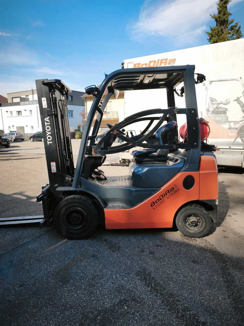 Použité vysokozdvižné vozíky TOYOTA 02-8 FGF 18 GAS VIERRADFRONTSTAPLER (13070550)