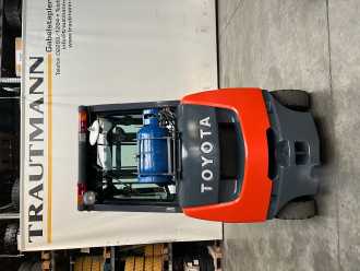 Použité vysokozdvižné vozíky TOYOTA 02-8 FGKF20 GAS VIERRADFRONTSTAPLER (13016550)
