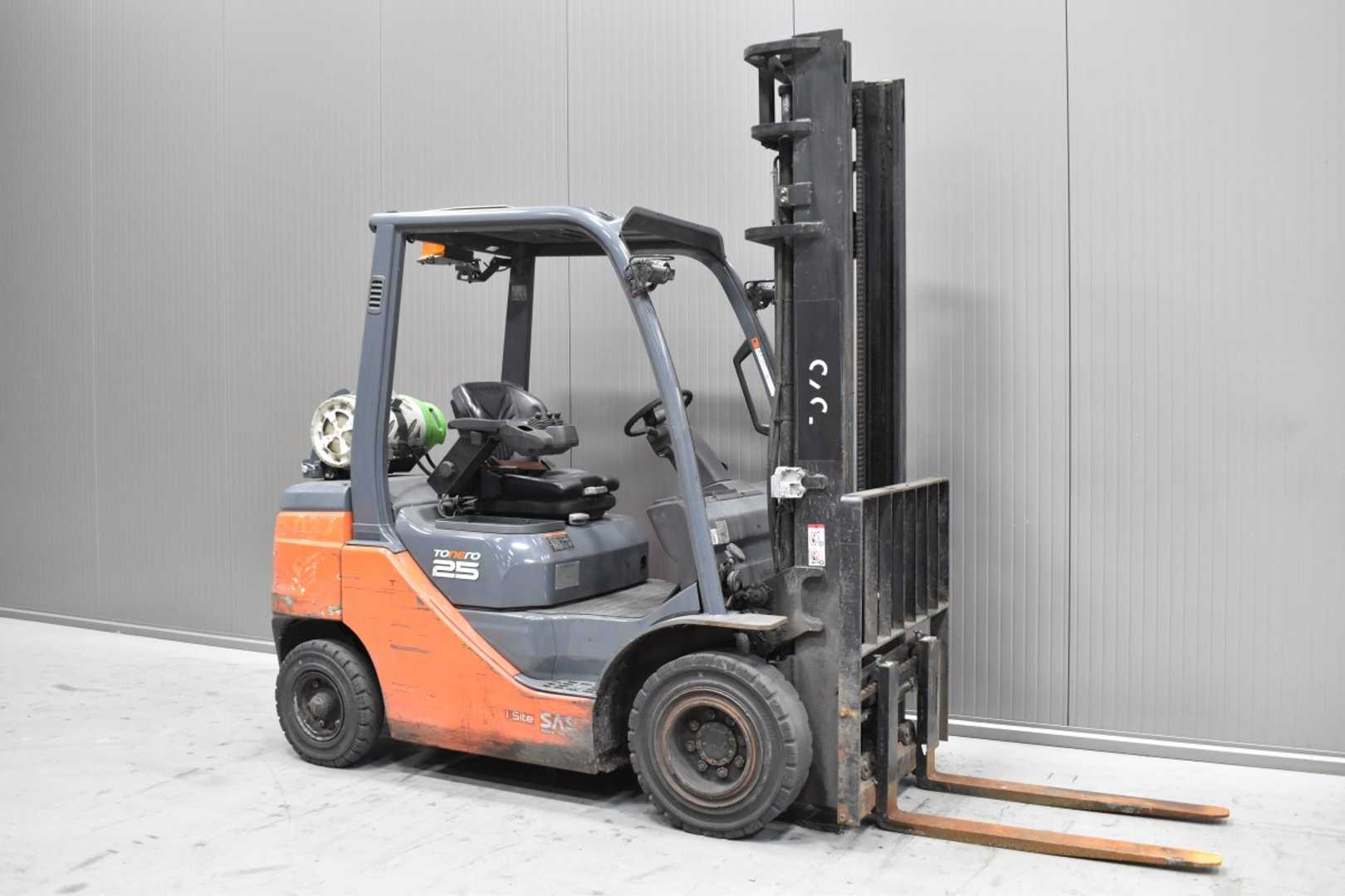 Použité vysokozdvižné vozíky TOYOTA 02-8FGF25 /58300/ GAS VIERRADFRONTSTAPLER (13069549)
