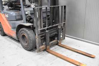 Použité vysokozdvižné vozíky TOYOTA 02-8FGF25 /58300/ GAS VIERRADFRONTSTAPLER (13069549)