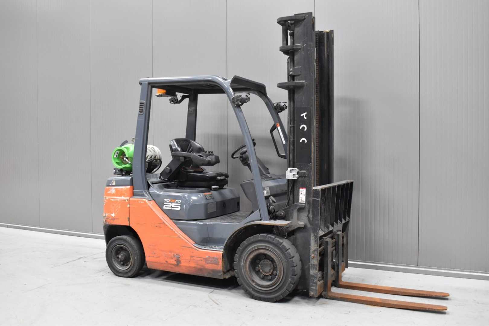 Použité vysokozdvižné vozíky TOYOTA 02-8FGF25 /58301/ GAS VIERRADFRONTSTAPLER (13069550)