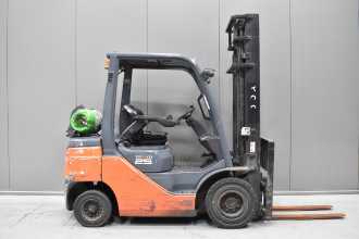 Použité vysokozdvižné vozíky TOYOTA 02-8FGF25 /58301/ GAS VIERRADFRONTSTAPLER (13069550)