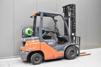 Použité vysokozdvižné vozíky TOYOTA 02-8FGF25 /58301/ GAS VIERRADFRONTSTAPLER (13069550)