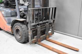 Použité vysokozdvižné vozíky TOYOTA 02-8FGF25 /58301/ GAS VIERRADFRONTSTAPLER (13069550)
