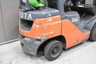 Použité vysokozdvižné vozíky TOYOTA 02-8FGF25 /58301/ GAS VIERRADFRONTSTAPLER (13069550)