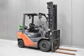 Použité vysokozdvižné vozíky TOYOTA 02-8FGF25 /58302/ GAS VIERRADFRONTSTAPLER (13069551) backdrop