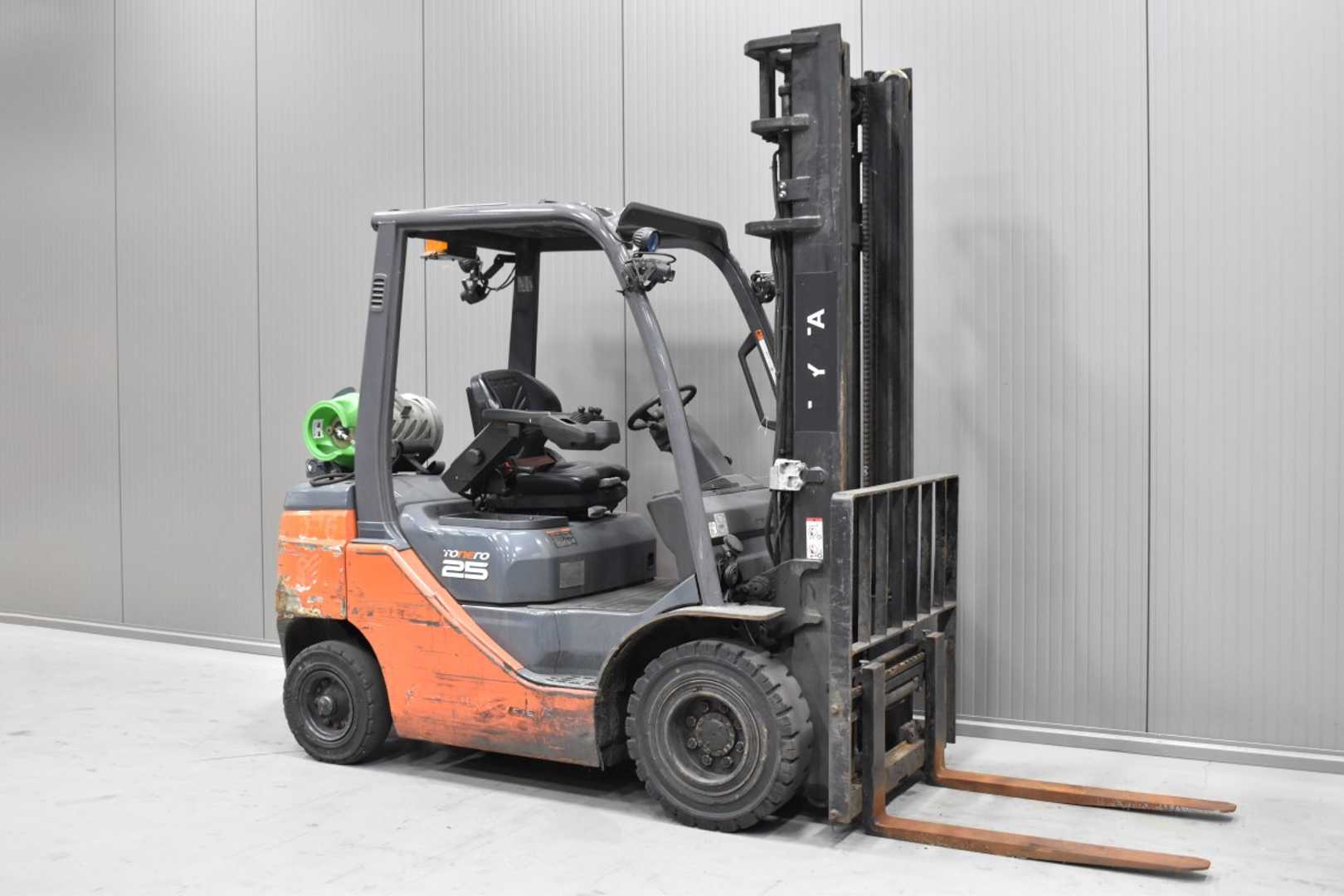 Použité vysokozdvižné vozíky TOYOTA 02-8FGF25 /58302/ GAS VIERRADFRONTSTAPLER (13069551)