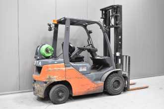 Použité vysokozdvižné vozíky TOYOTA 02-8FGF25 /58302/ GAS VIERRADFRONTSTAPLER (13069551)