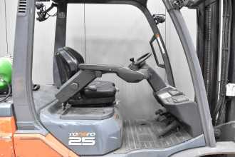 Použité vysokozdvižné vozíky TOYOTA 02-8FGF25 /58302/ GAS VIERRADFRONTSTAPLER (13069551)