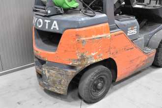 Použité vysokozdvižné vozíky TOYOTA 02-8FGF25 /58302/ GAS VIERRADFRONTSTAPLER (13069551)