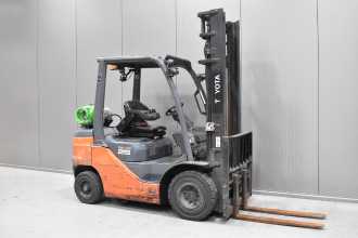 Použité vysokozdvižné vozíky TOYOTA 02-8FGF25 /58303/ GAS VIERRADFRONTSTAPLER (13069552) backdrop