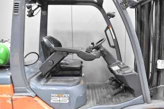 Použité vysokozdvižné vozíky TOYOTA 02-8FGF25 /58303/ GAS VIERRADFRONTSTAPLER (13069552)
