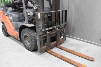 Použité vysokozdvižné vozíky TOYOTA 02-8FGF25 /58303/ GAS VIERRADFRONTSTAPLER (13069552)