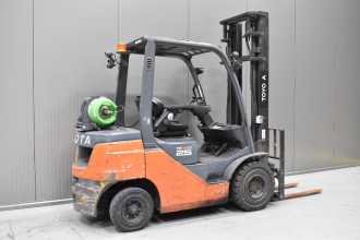 Použité vysokozdvižné vozíky TOYOTA 02-8FGF25 /58304/ GAS VIERRADFRONTSTAPLER (13069553)
