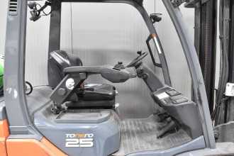 Použité vysokozdvižné vozíky TOYOTA 02-8FGF25 /58304/ GAS VIERRADFRONTSTAPLER (13069553)