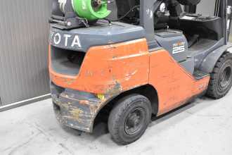 Použité vysokozdvižné vozíky TOYOTA 02-8FGF25 /58304/ GAS VIERRADFRONTSTAPLER (13069553)