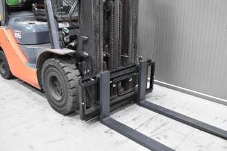 Použité vysokozdvižné vozíky TOYOTA 02-8FGF25 /58305/ GAS VIERRADFRONTSTAPLER (13069554)