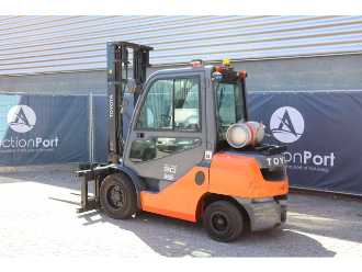 Použité vysokozdvižné vozíky TOYOTA 02-8FGF30 GAS VIERRADFRONTSTAPLER (13063415)