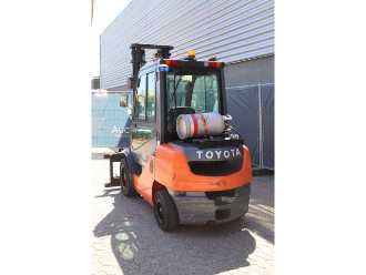 Použité vysokozdvižné vozíky TOYOTA 02-8FGF30 GAS VIERRADFRONTSTAPLER (13063415)
