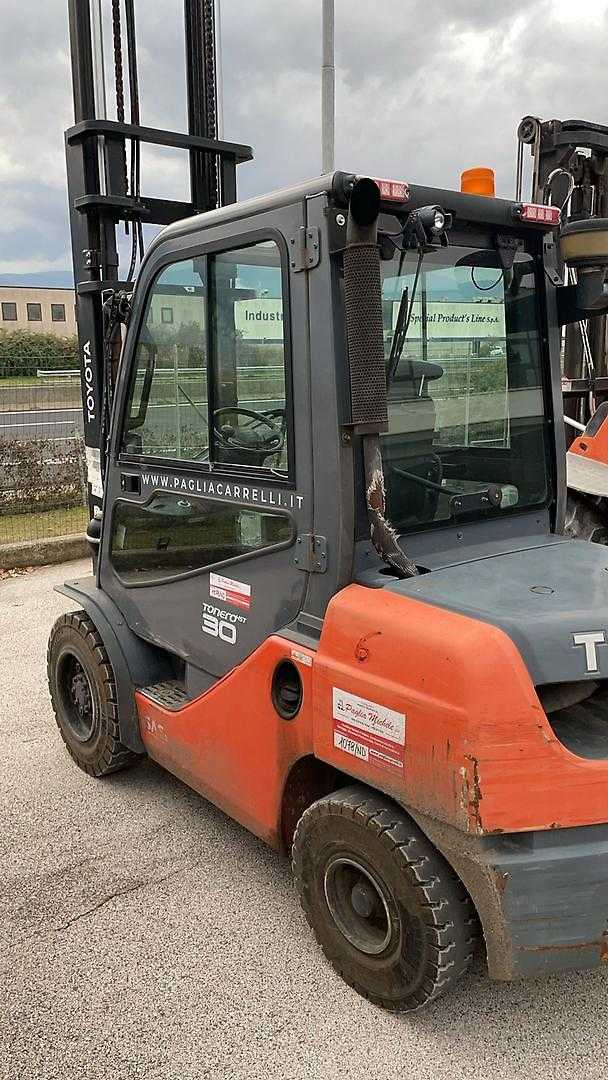 Použité vysokozdvižné vozíky TOYOTA 06-8FD30F DIESEL VIERRADFRONTSTAPLER (12983093)