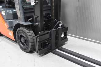 Použité vysokozdvižné vozíky TOYOTA 06-8FG25F /58385/ GAS VIERRADFRONTSTAPLER (13061172)