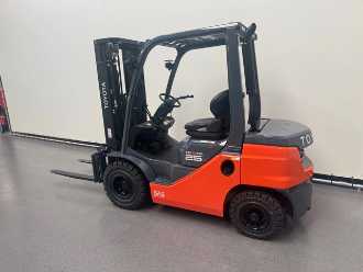 Použité vysokozdvižné vozíky TOYOTA 52-8 FDF 25 DIESEL VIERRADFRONTSTAPLER (13073365)