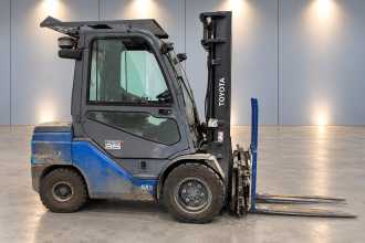 Použité vysokozdvižné vozíky TOYOTA 56-8FDJ35F /58824/ DIESEL VIERRADFRONTSTAPLER (13066426) backdrop