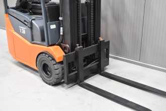 Použité vysokozdvižné vozíky TOYOTA 7FBEST13 /58012/ ELEKTRO DREIRADFRONTSTAPLER (13054726)