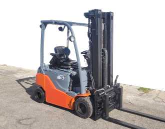 Použité vysokozdvižné vozíky TOYOTA 8 FBMK20T (Batteria 90%) ELEKTRO VIERRADFRONTSTAPLER (12927260) backdrop