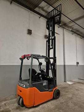 Použité vysokozdvižné vozíky TOYOTA 8FBE20T ELEKTRO DREIRADFRONTSTAPLER (13025283)