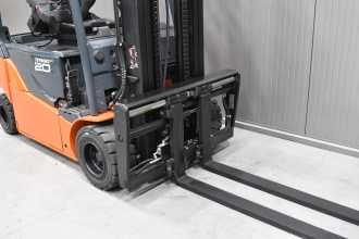 Použité vysokozdvižné vozíky TOYOTA 8FBM20T /58317/ ELEKTRO VIERRADFRONTSTAPLER (13061718)